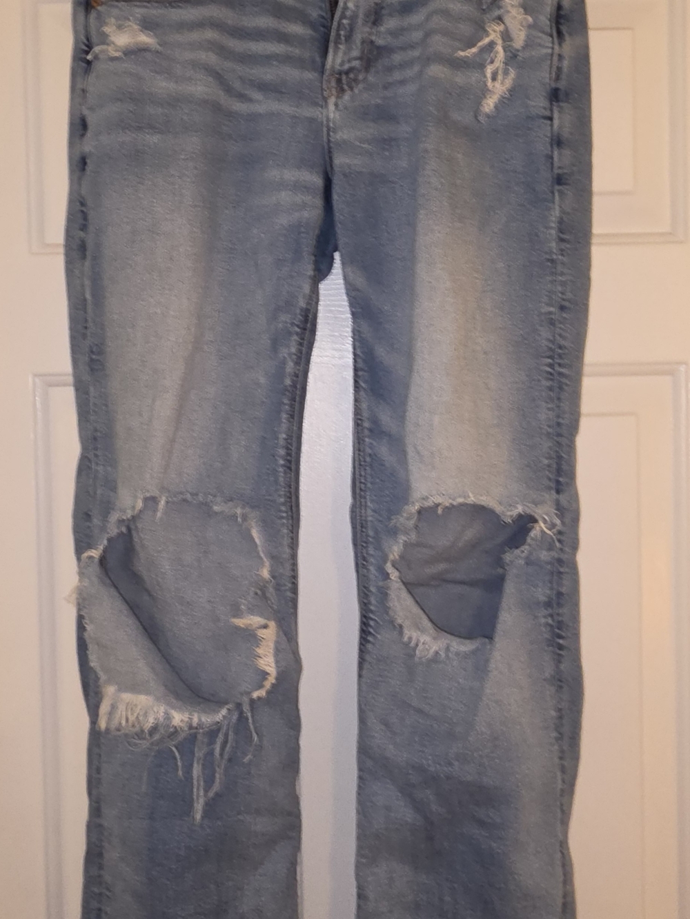 American Eagle Outfitters Light Wash Ripped Boyfriend Jeans (Stretch)
